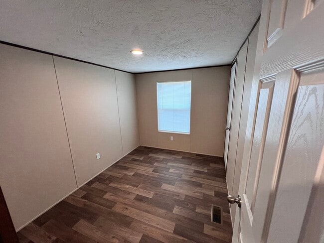 Building Photo - 1711 McKenzie Rd