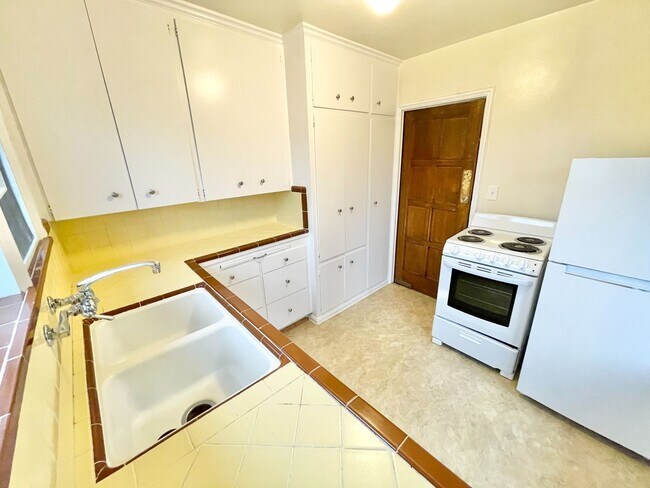 Building Photo - Ten-O-Five Anhalt Apartments