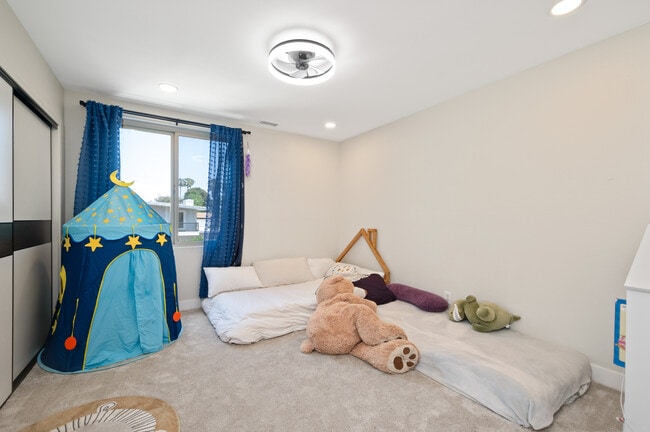 Building Photo - 124 Sequoia Ct