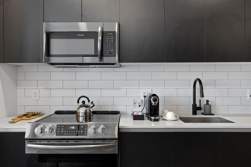 Building Photo - 398 NE 5th St