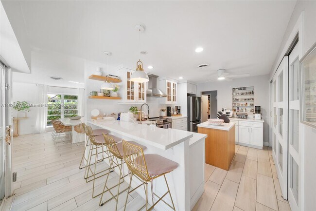 Building Photo - 341 Island Dr