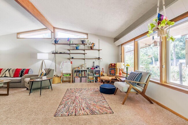 Building Photo - Charming 3-bdrm/2-bath Mid-Century ranch—A...