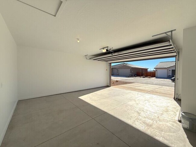 Building Photo - New 3 bed, 2.5 bath with 2 car garage home