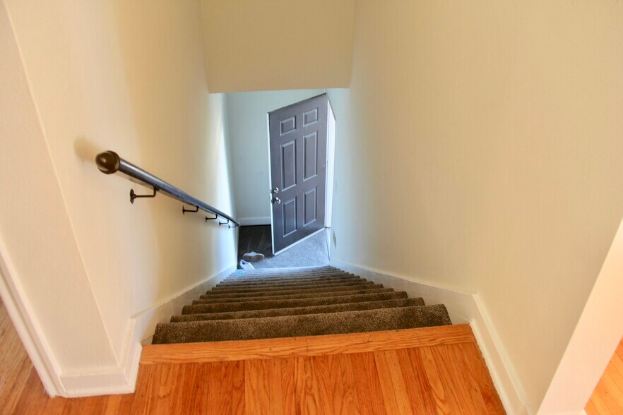 entrance - 1239 S Hudson Ave