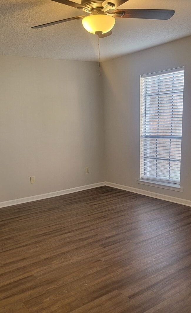 Building Photo - Adorable UPDATED 2-Bedroom, 2-Bathroom Tow...