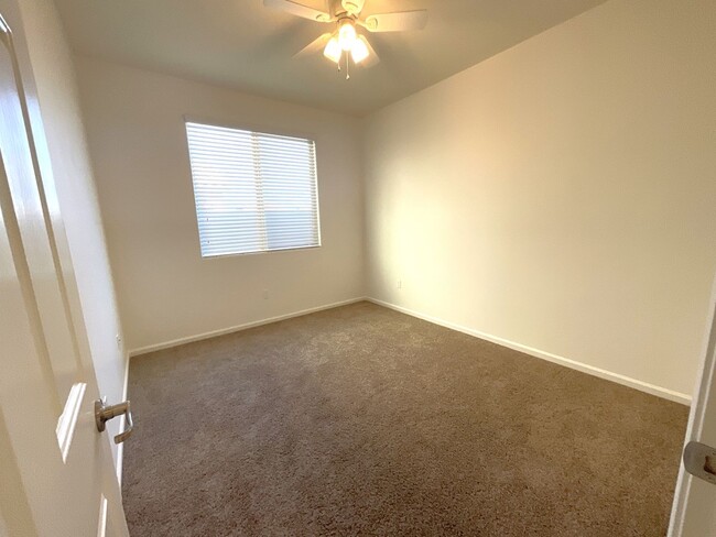 Building Photo - Vail School District hard to find 5 bedroo...