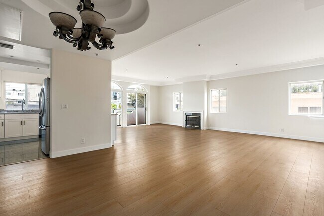 Building Photo - 1315 S Saltair Ave