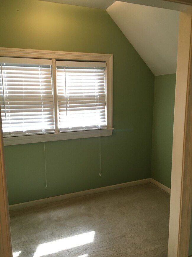Building Photo - Midtown 2 story condo in Belleair Woods. Over 1200 sq ft of living space! Fenced in back yard! Pe...