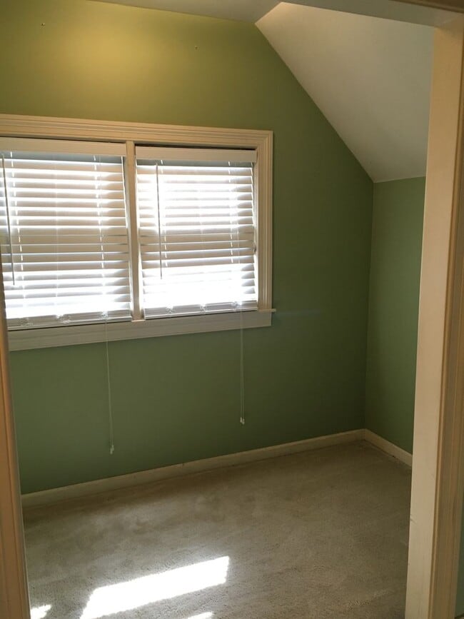 Building Photo - Midtown 2 story condo. Over 1200 sq ft of living space! Fenced in back yard! Pets are owner's app...