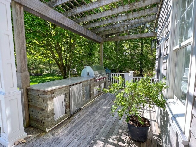 Building Photo - 118 Water Mill Towd Rd