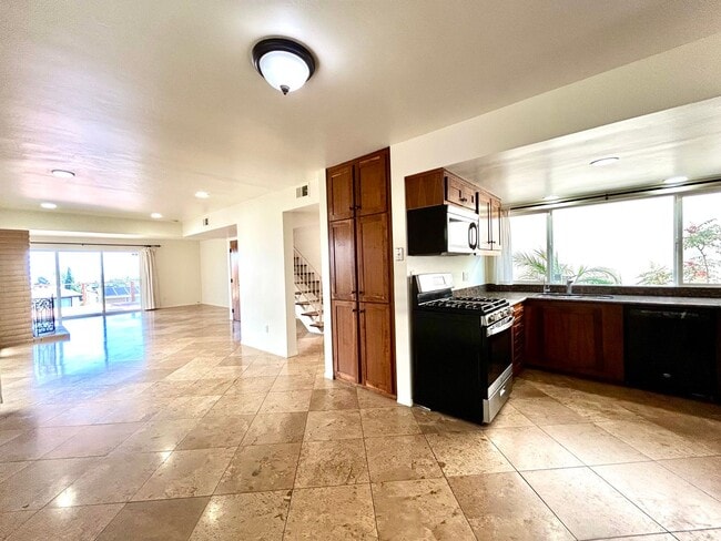 Building Photo - Stunning 3 Bed/3.5 Bath with Panoramic Views!