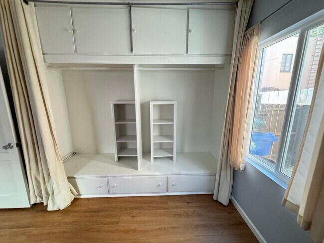 Building Photo - 9217 Alcott St