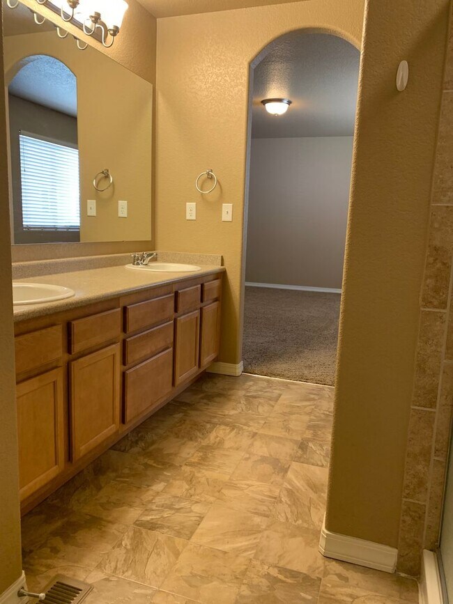 Building Photo - 1004 Diamond Rim Dr