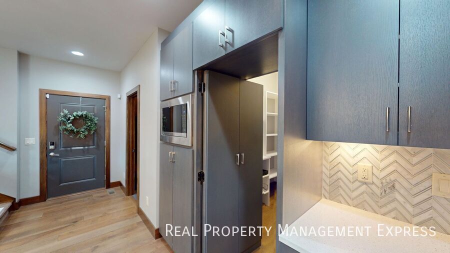 Building Photo - Beautiful 7 Bedroom 4 Bath Residence with ...