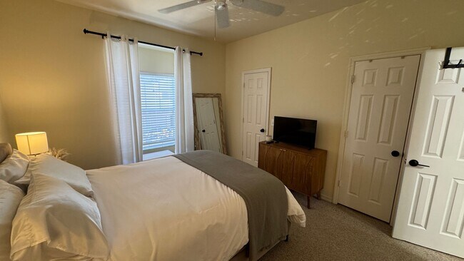 Building Photo - Unfurnished Annual Rental Available 1/1/26