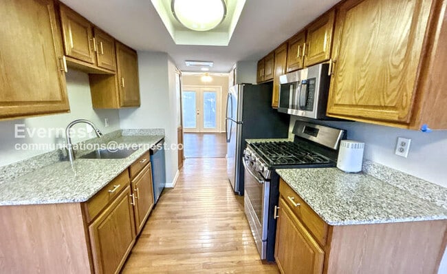 Building Photo - 2058 Mayflower Dr