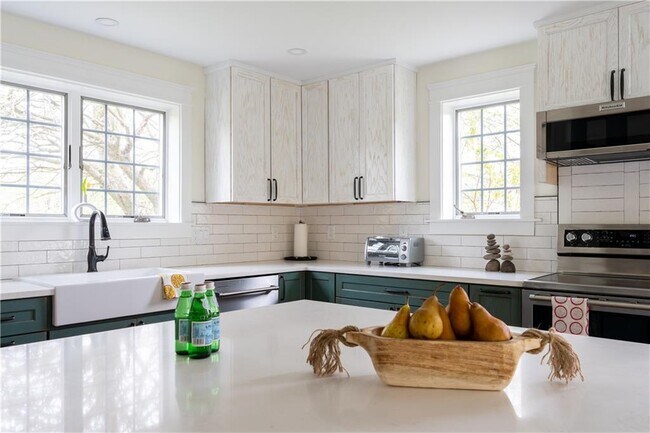 Building Photo - 304 Third Beach Rd