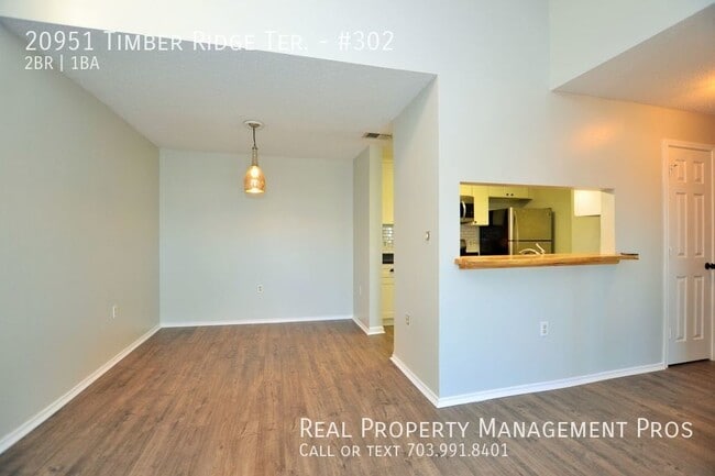 Building Photo - Updated 2 Bedroom Condo In Ashburn Farm Fo...