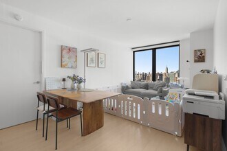 Building Photo - 3 Ct Square W