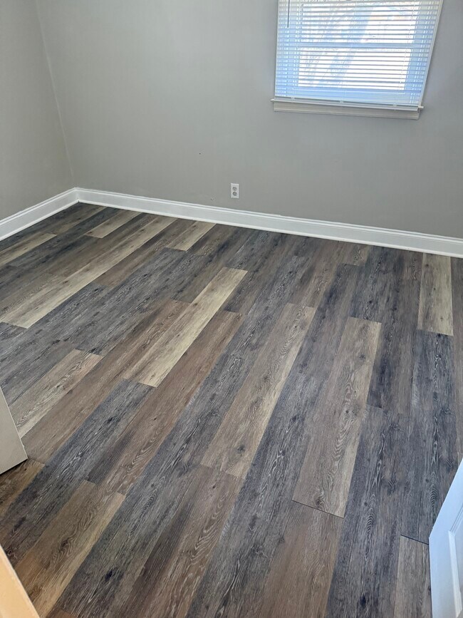 Building Photo - 906 Sanborn St