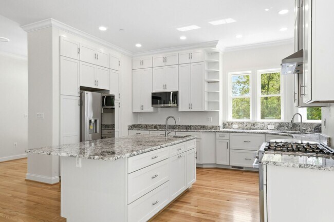 Building Photo - 5116 Shore Dr