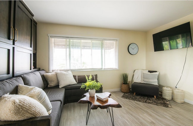 Building Photo - La Jolla Studio With Ocean Views