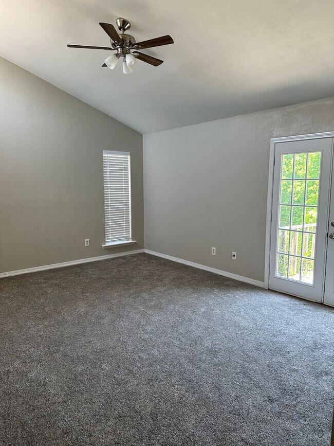 Building Photo - 621-621 Kings Mountain Dr