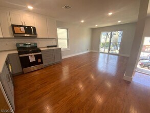 Building Photo - 68 Main St