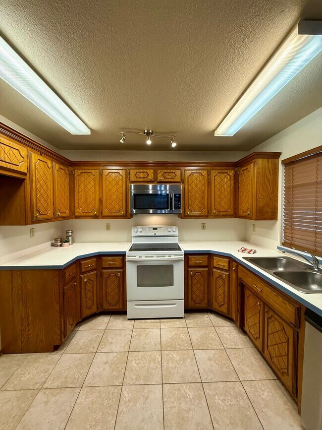 Building Photo - Spacious 3 bed, 2.5 Bath 2-story Home in South Okc