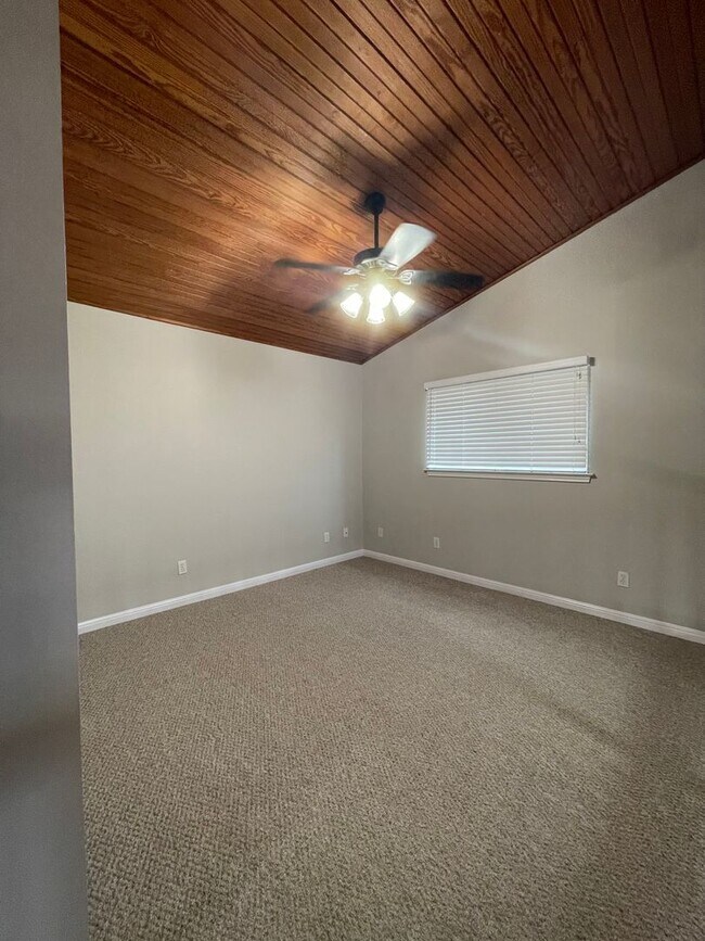 Building Photo - NEW ON MARKET