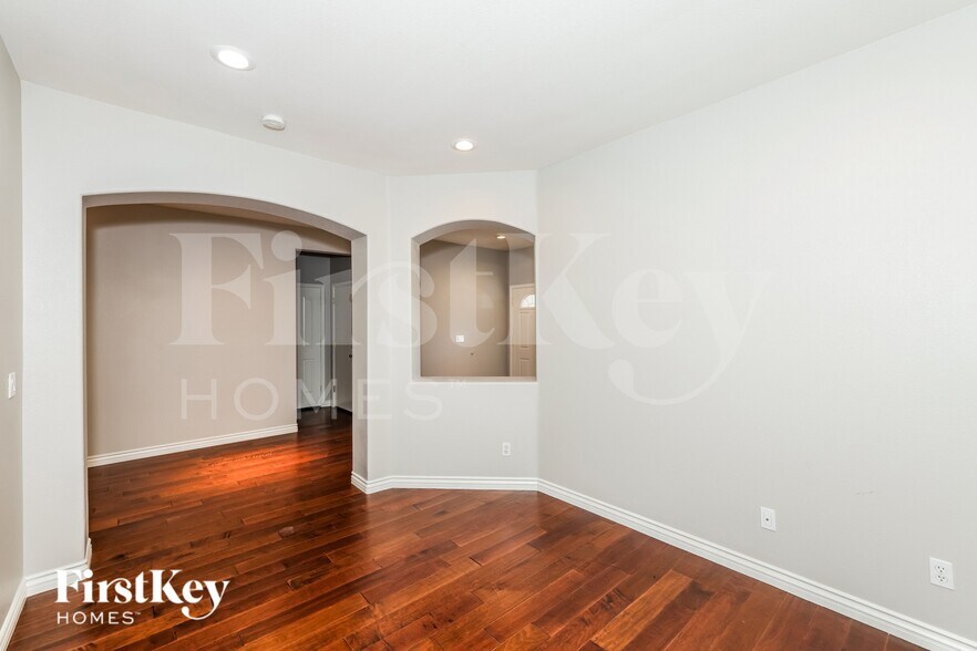 Building Photo - 10564 Bardilino St