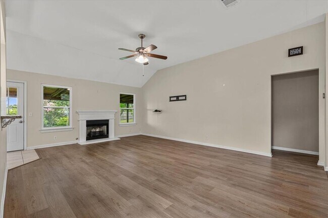 Building Photo - 206 Evergreen Cir