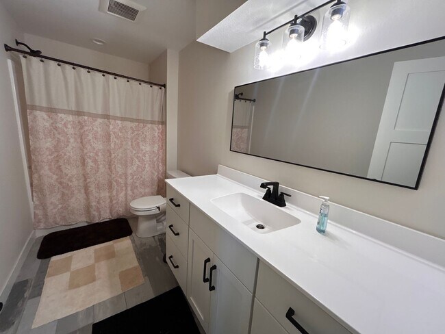 Building Photo - Stunning 5 Bed, 3.5 Bath Luxury Home for R...