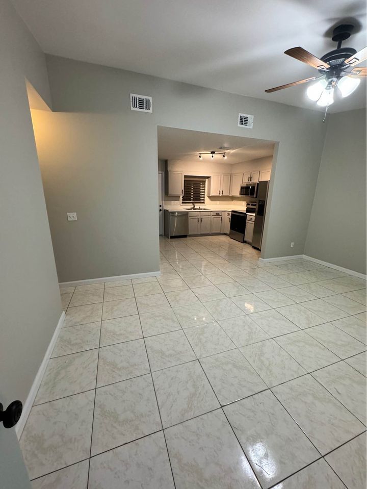 Building Photo - 5204 Beach Dr