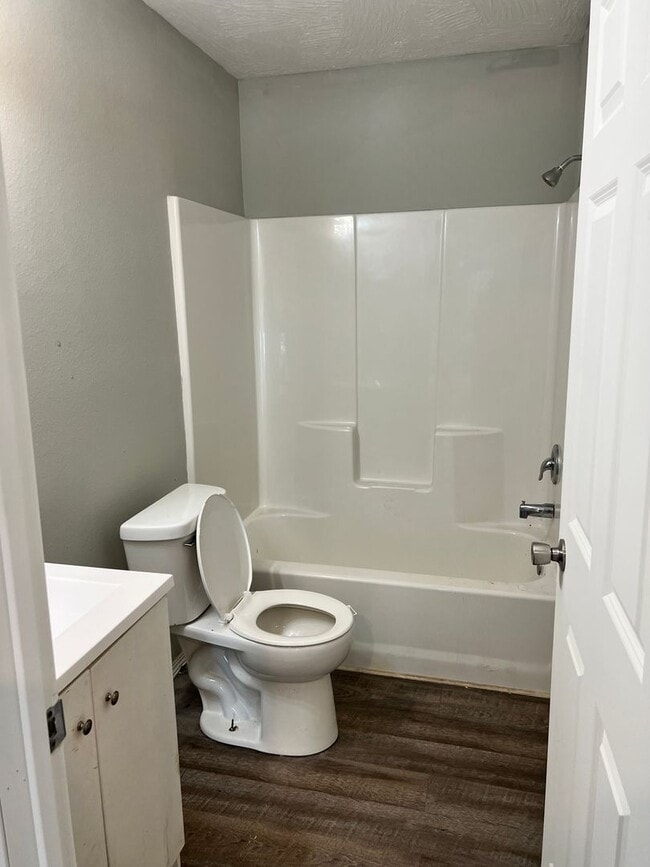 Building Photo - 3 Bed 2 Bath House