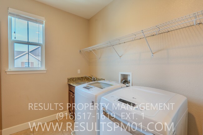 Building Photo - Lovely 3 Bedroom home with Solar! Availabl...