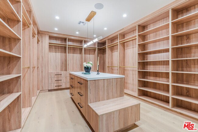 Building Photo - 5064 Encino Ave