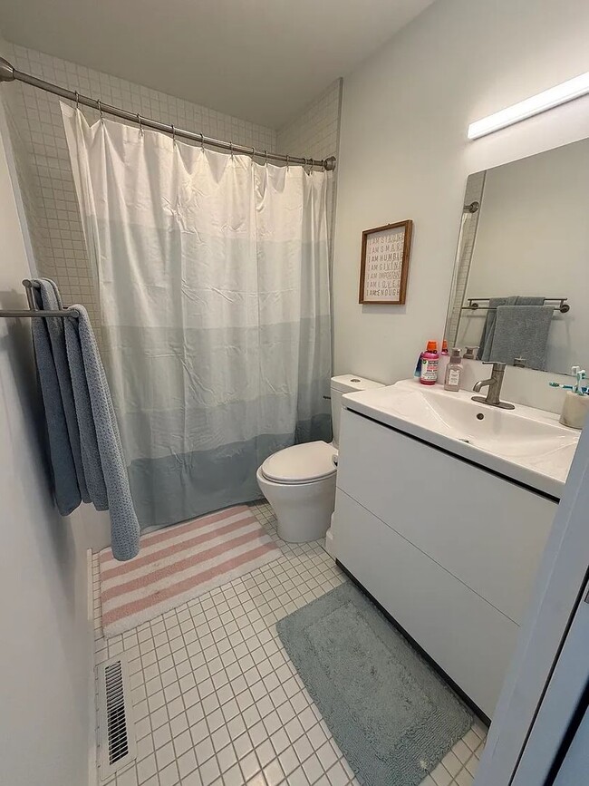 Building Photo - Spacious Pet-Friendly 4BR Home Near Downtown & UVA