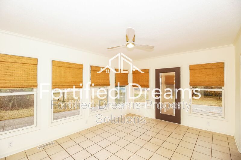 Building Photo - 309 E 11th St