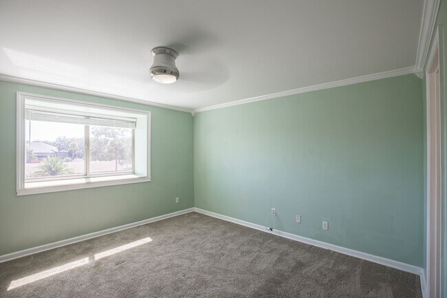 Building Photo - Adorable condo, waterfront view
