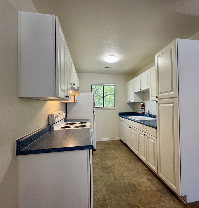 Building Photo - Spacious 2 Bed 2 Bath Condo in Aurora! Across from Community Pool!!