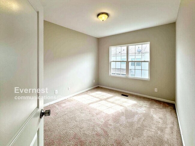 Building Photo - 1015 Skyler Ln