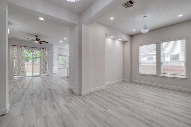 Building Photo - 14921 Iveans Way