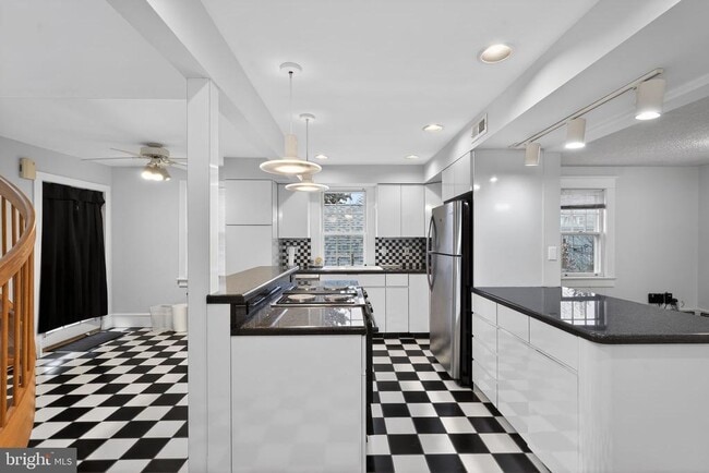 Building Photo - 18 GROVE St