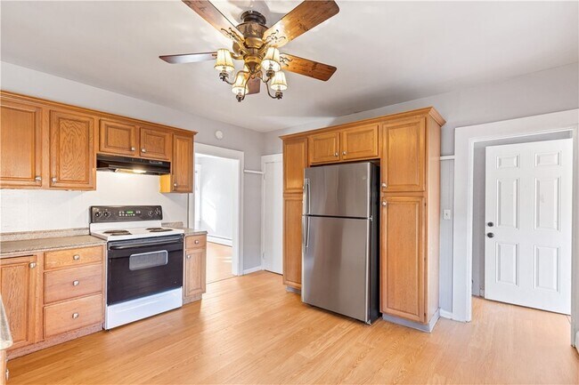 Building Photo - 41 Oak St