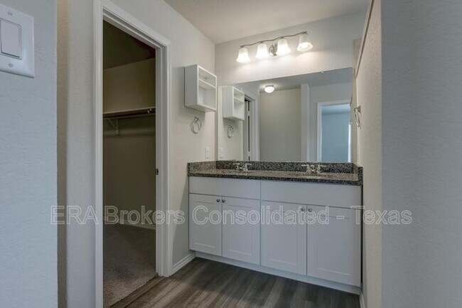 Building Photo - 242 Holland Pk