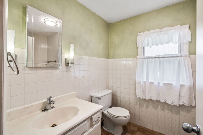 Building Photo - 2083 Chapman Lake Dr