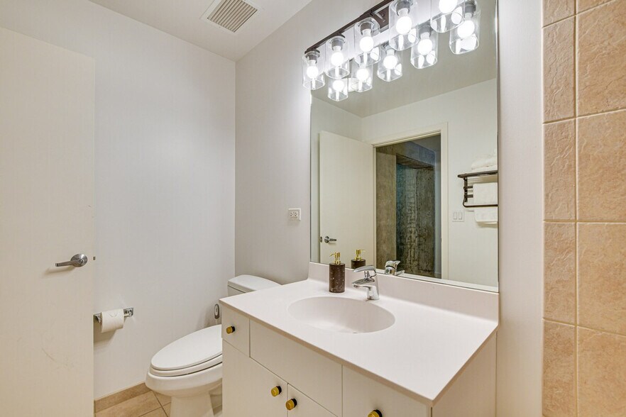 Building Photo - 235 W Van Buren St