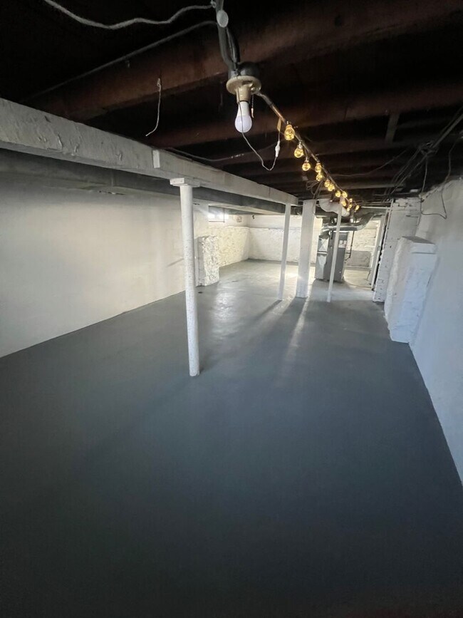 Building Photo - 4 Bedroom 2 Bath Single Family Home Available NOW!