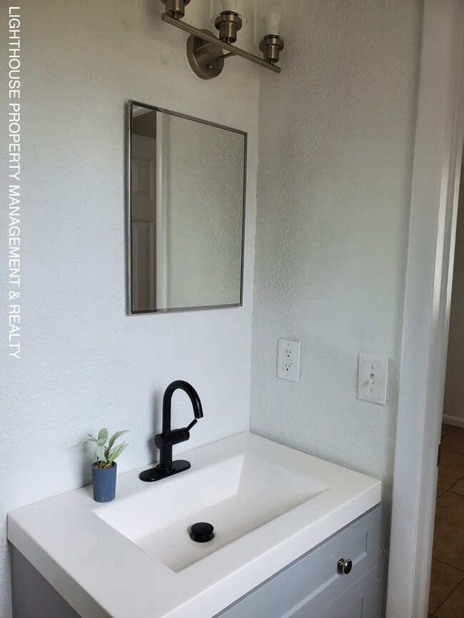 Building Photo - Charming 4 Bed/2 Bath Home!